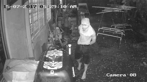 Cara membuat pagar pekarangan rumah dengan amalan surat yasin adalah: Pencuri Pecah Masuk Rumah Tapi Tak Jumpa Pintu Keluar..Jom ...