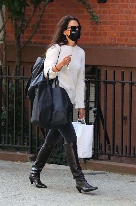 Katie holmes is 175.3 cm (5 ft 9 in) tall. KATIE HOLMES and Emilio Vitolo Jr. Kissing Outside His ...