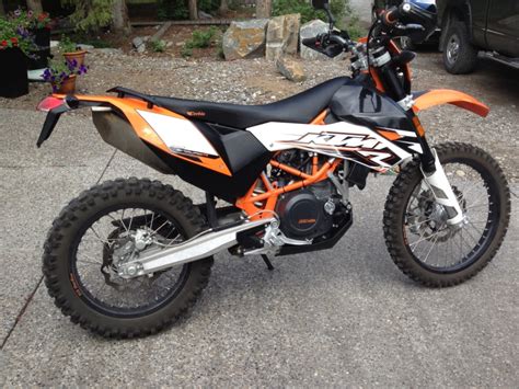 The ktm 690 enduro r was introduced in 2009, differing from the basic 'e' models by having an orange frame, different styling and 20 mm longer suspension travel, thus being 20 mm higher. 2008 KTM 690 Enduro - Moto.ZombDrive.COM