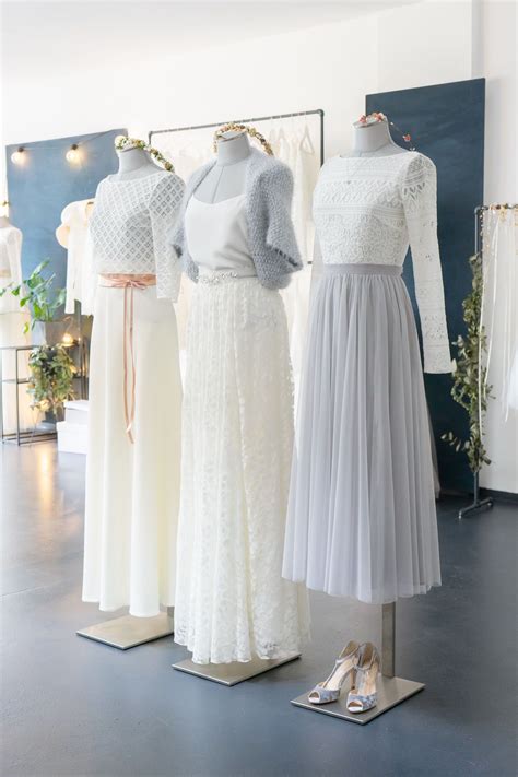 Und dann natürlich hier auf der seite unter brautkleider. Moderne Hochzeitskleider und Brautkleid Zweiteiler im Boho ...