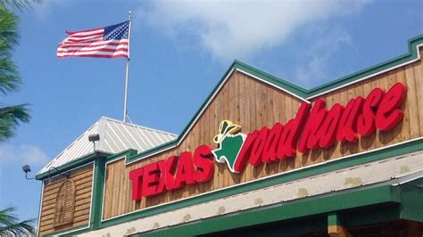 Texas Roadhouse CEO Gives Up Salary to Help Front-Line Employees