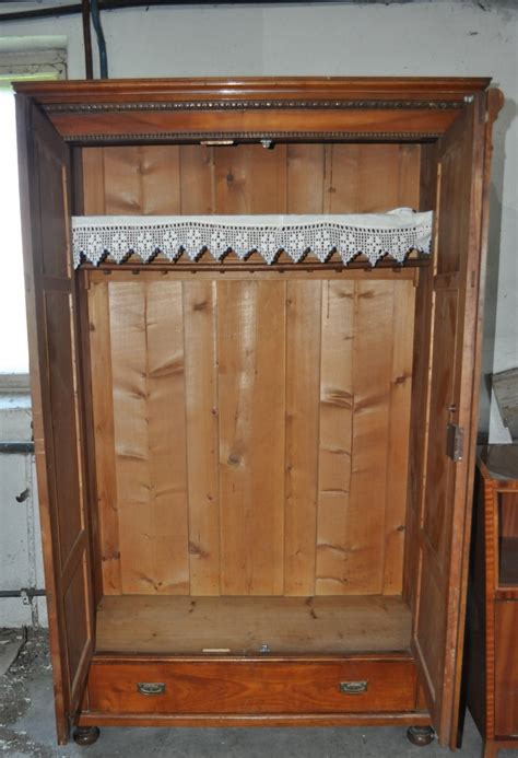 Der kleiderschrank gehört in der wohnung seit generationen zu einem der wertigsten möbelstücke. Antiker ungarischer Kleiderschrank aus Holz, 1900er bei Pamono kaufen