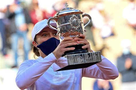 Από τον τσανγκ στον μεντβέντεφ (vids). Iga Swiatek, surprise polonaise de Roland-Garros