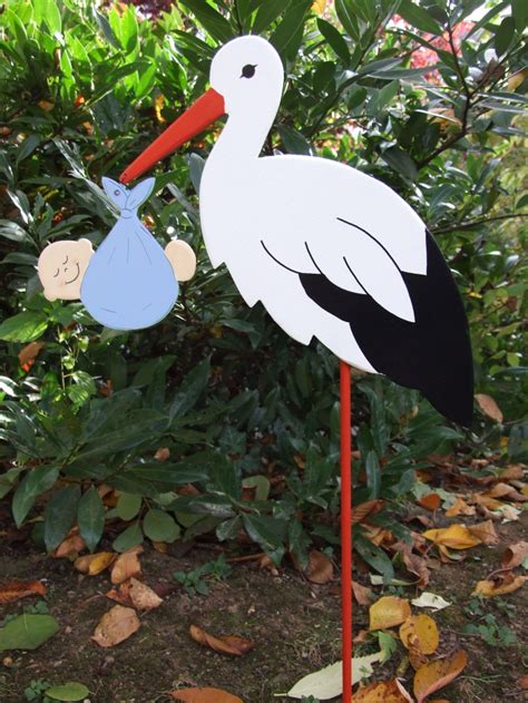 Babygeschenk bemalter storch aus holz. Storch (60cm aufgebaut) aus Holz mit Babybündel in Wunschfarbe im Schnabel