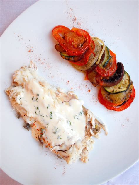 Bar en croûte de sel sauce crémeuse au citron et tian de légumes à la