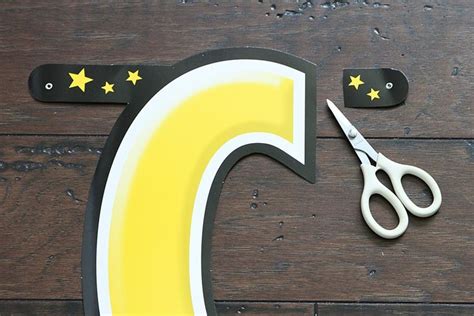 If you really want to go all out, opt for this customizable yard sign that can be printed in any color. DIY Graduation Yard Sign | Graduation diy, Graduation yard signs, Diy birthday lawn signs