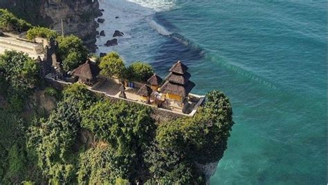 Pura Uluwatu Tempat Wisata Di Bali Yang Menyajikan Keindahan Senja Risaupedia