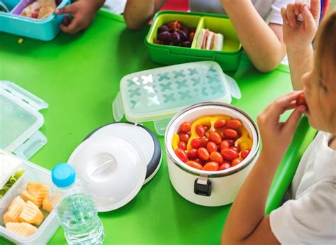 Niños almorzando en la escuela primaria | Foto Premium