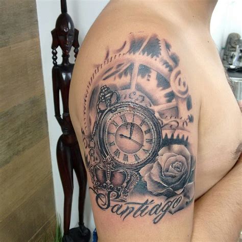 ¿quieres ejemplos de los mejores tatuajes en el hombro? Reloj, tatuajes de reloj, tatuajes de rosas | Clock tattoo ...