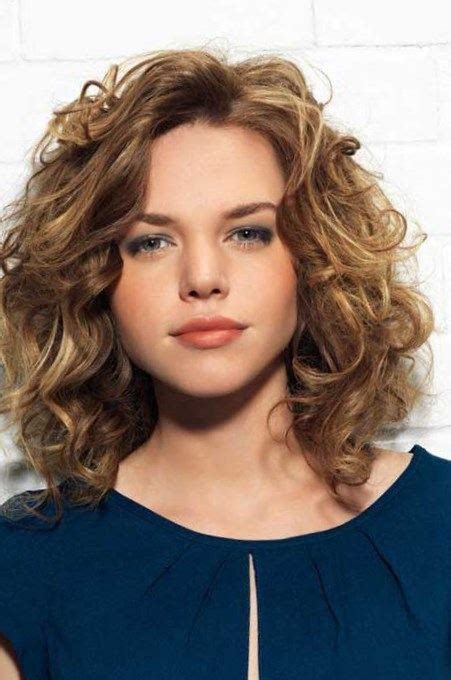 Keep your hair in medium length and choose a grain blonde color. Shoulder length wavy hairstyles 2019