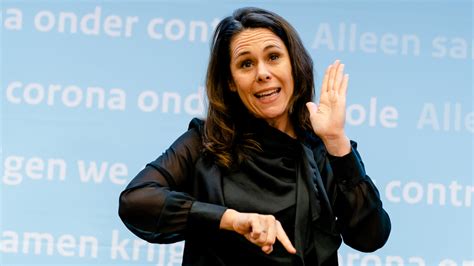 De romantische kortfilm met noortje herlaar en tibor lukács in de hoofdrollen, is vanaf woensdagochtend ook te bekijken met een gebarentolk die de dialogen. Gebarentolk Irma Sluis sluit deal met streamingdienst Pathé Thuis