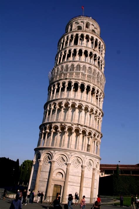 La toscana, además, donde se sitúa la famosa torre, es una región altamente sísmica, al igual que gran parte de italia, por la colisión de esta ha sido, según un comunicado emitido por la universidad de bristol, la clave de su supervivencia. Sonho de Turista: Torre de Pisa