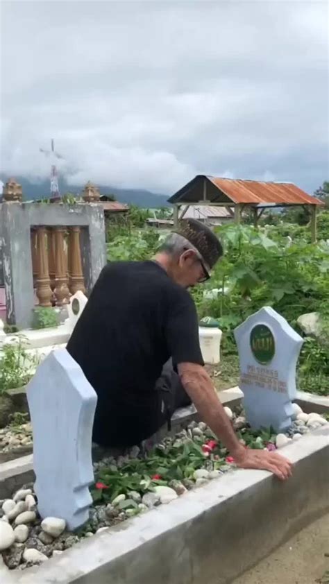 Bapak Ini Kunjungi Makam Sang Istri Dan Ungkapkan Rasa Rindunya Apa