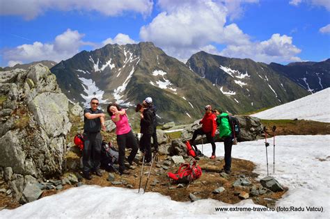 Din cauza piscurilor montane din jurul său, majoritatea de peste 2.400 de metri, vârful moldoveanu este vizibil doar de pe creasta făgărașului sau din aer, spre. Fagaras - Traseu in Muntii Fagaras si ascensiune pe Varful ...