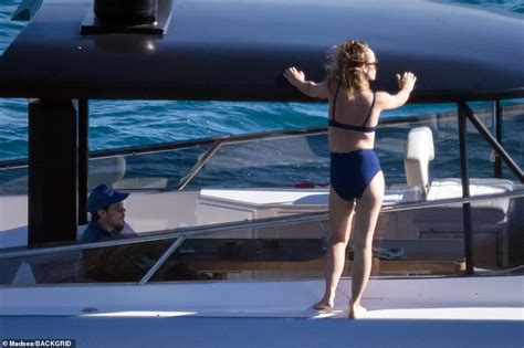 Harry Styles And Girlfriend Olivia Wilde Passionately Kiss On A Yacht Big World News