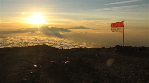 Gunung prau pintu menuju surga puncak dieng fotobonafeed sunrise. Gunung Semeru - sunrise at the top | Wallpaperbook.net