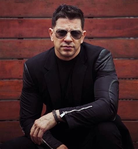 He began his career as one of the participants in the music reality show la academia in 2002 and in. Yahir sufre accidente y le inmovilizan una pierna - Zeleb.mx