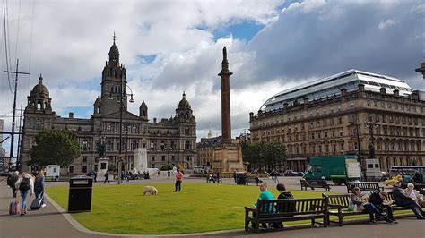 Glesga is a ceety in scotland. George Square - Wikipedia