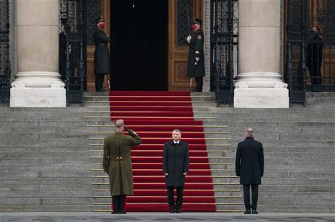 Amely többek között az új, szigorított szabályokban is van egy kiskapu, ugyanis a parlament sajtóirodájától lehet külön. Felvonták a nemzeti lobogót a Parlament előtt