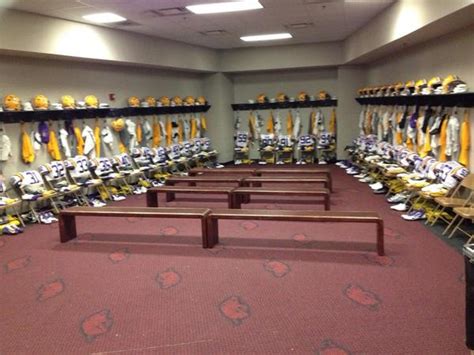 The locker room party featured quarterback joe burrow and fellow tigers smoking cigars and dancing to lil elt's it remains to be seen if beckham's alma mater will have to answer for his locker room shenanigans in pinstripe pod: @jacquesdoucet @wafb #lsuvsark #lsu in arkansas' visitors ...
