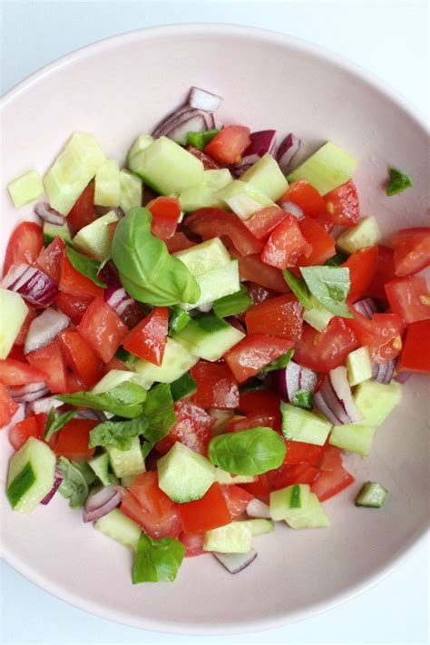 Zo gemaakte tomaten komkommersalsa