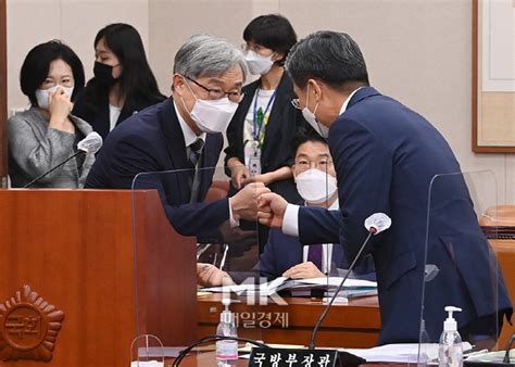 #최재형 #감사원장 #탈원전 #윤석열시청자 여러분은 최재형 원장이 직을 던지고 정치권에 발을 내디딜 것으로 보십니까. 포토 국회 법사위 참석한 최재형 감사원장 - 매일경제