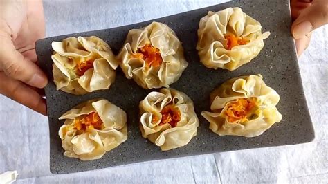Masukkan adonan secukupnya ke dalam kulit. Resep dimsum ayam - YouTube