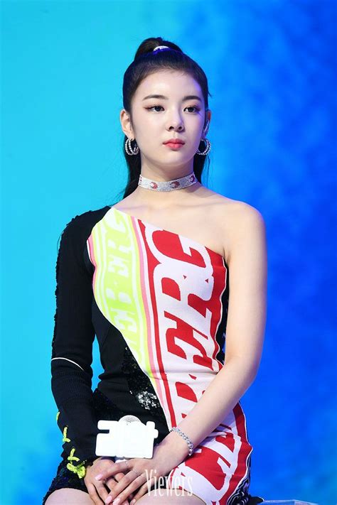 Lia :when lia isn't busy promoting, she tends to wake up late, causing her to skip breakfast. ITZY-LiA 190729 Comeback Showcase #ICY #ITzICY | Feminino ...