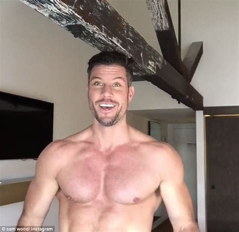 The Bachelors Sam Wood Flaunts His Muscles Doing Chin Ups Daily Mail