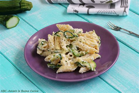 Carote, sedano, zucchine, pomodoro, aglio. Pasta con zucchine e ricotta