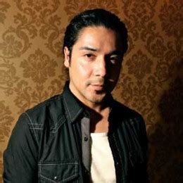 Christopher gilbert pérez, who is famous as chris pérez, is a legendary american guitarist, author, guitarist, and songwriter for a renowned brand selena los dinos who married the frontwoman of the band, selena. Chris Perez wiki, affair, married, wife, children, divorce ...