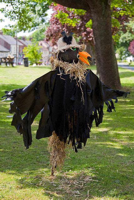 How to make a mini garden scarecrow. Crow scarecrow | Diy scarecrow, Halloween scarecrow ...