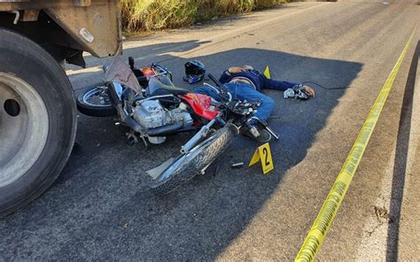 Motociclista Muere Al Chocar Contra Un Tr Iler Descompuesto Diario Del Sur Noticias Locales