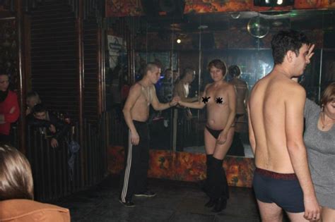 【画像】クラブの中が裸の男女で凄い事になってる ポッカキット
