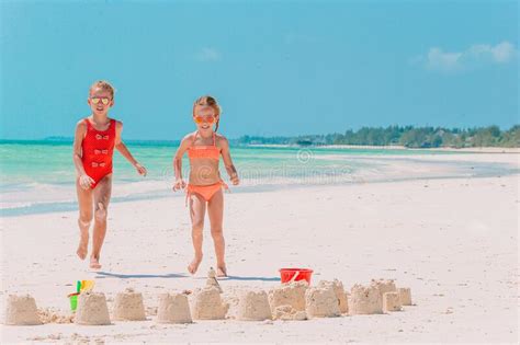 Niñas En La Playa Durante Las Vacaciones De Verano Imagen de archivo Imagen de lifestyle