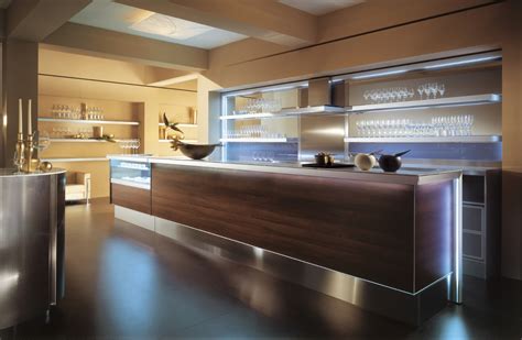Un gruppo di esperti è a vostra disposizione per consigliarvi e per realizzare per voi un progetto di arredamento su misura per bar unico per la sua originalità e armonia di forme e colori. Arredo bar profili in alluminio
