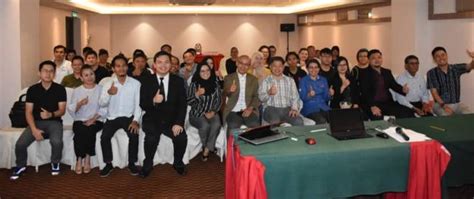 Kesatuan pekerja adalah organisasi yang diwujudkan pekerja secara kolektif agar dapat mencapai banyak matlamat yang sama; Sudah tiba masanya Malaysia iktiraf kesatuan sekerja ...