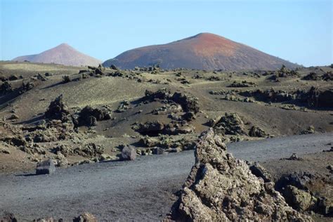 Auf lanzarote kannst du auf erloschenen vulkanen herumhüpfen, durch höhlen krabbeln und jede menge sandburgen bauen! Vulkane auf Lanzarote und Lava-Steinwüsten - Reise-Liebe