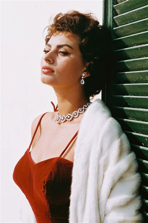 Sophia Lorens Iconic Style In Photos Sophia Loren Style Sophia