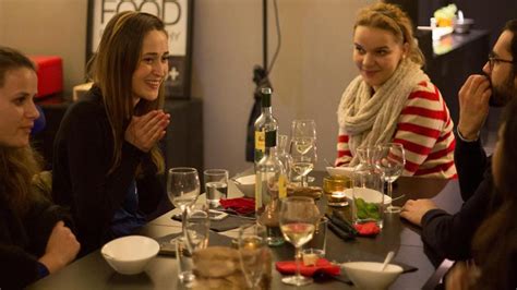 Als varianten zu nach hause und zu hause waren bisher für die schweiz und für österreich auch nachhause und zuhause zugelassen. Neuer sozialer Trend: Italiener laden Fremde zum Essen ...
