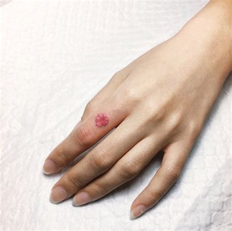 Especially inner finger tattoos are the most eye catching ones that you can flash and show off whenever you want. 38 Super Cute Finger Tattoos - TattooBlend