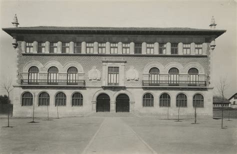 Edificio De La Escuela De Artes Y Oficios En La Plaza Del Conde De