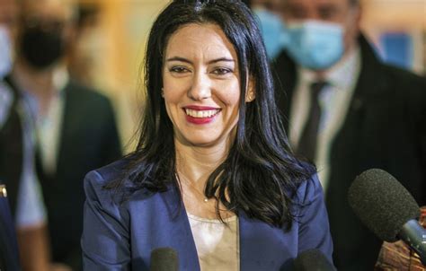 Oggi lucia azzolina parlerà con i sindaci delle grandi città per il trasporto. Lucia Azzolina in costume da bagno: sul web cercano la ministra in bikini