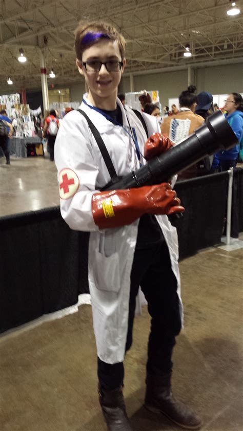 The Medic From Team Fortress 2 Cosplay Tf2 Team Fortress 2 Team