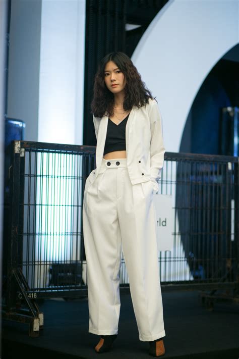 ดุเดือด เผ็ดร้อน ด้วยภาพบรรยากาศงาน Elle Fashion Week Fallwinter