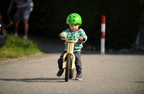 Glücklich flitzen sie auf ihrem neuen fahrbaren untersatz herum. Laufrad: Ab wann ist es sinnvoll und worauf sollten Eltern ...