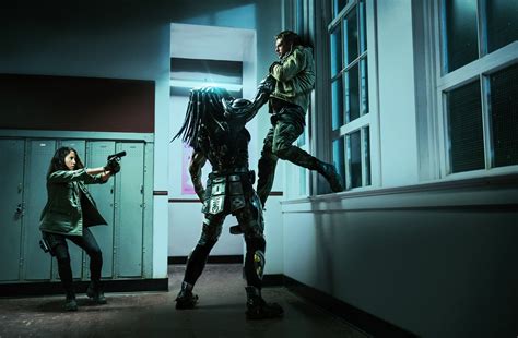 «хи́щник» — американский фантастический боевик 2018 года режиссёра шейна блэка по сценарию фреда деккера на основе идеи джима и джона томасов. The Predator - Official Trailer 3 - The HotCorn