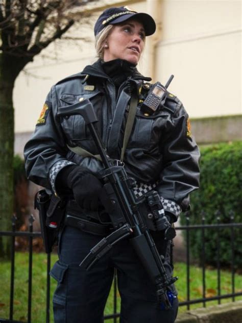 Beautiful Police Officers From All Around The World 25 Pics