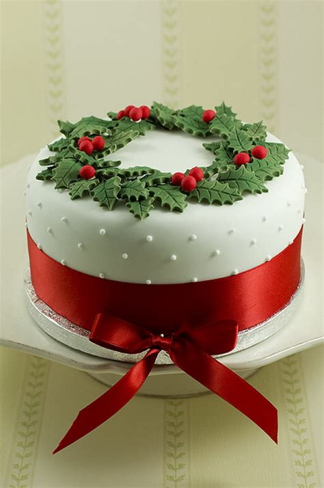Make your own christmas cake with our easy christmas cake recipe. 11 Awesome And Easy Christmas cake decorating ideas ...