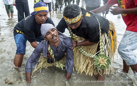 Dia hantar semua bend ani untuk kacau keluarga aku. Ritual 'Puja Pantai' suku Mah Meri di Pulau Carey | Astro ...